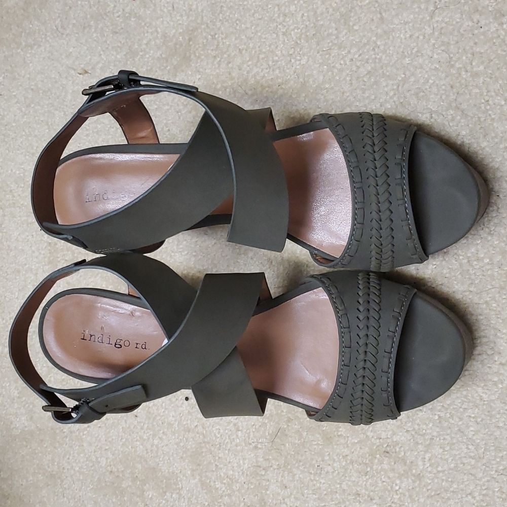 9 1/2 Army Green Wedges